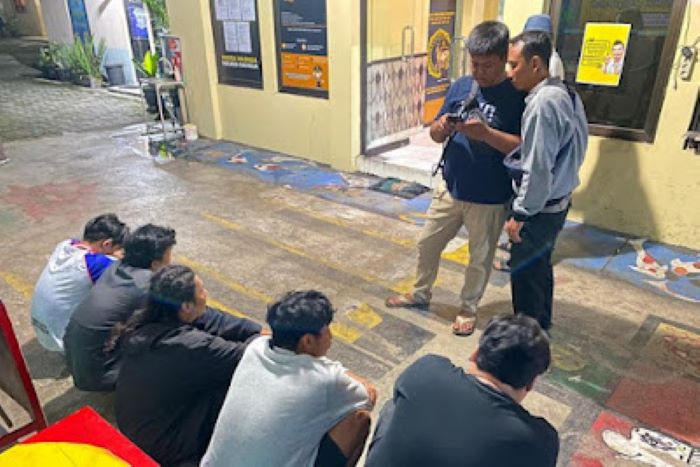 Pengamanan 7 remaja yang melakukan kovoi sambil menyalakan kembang api