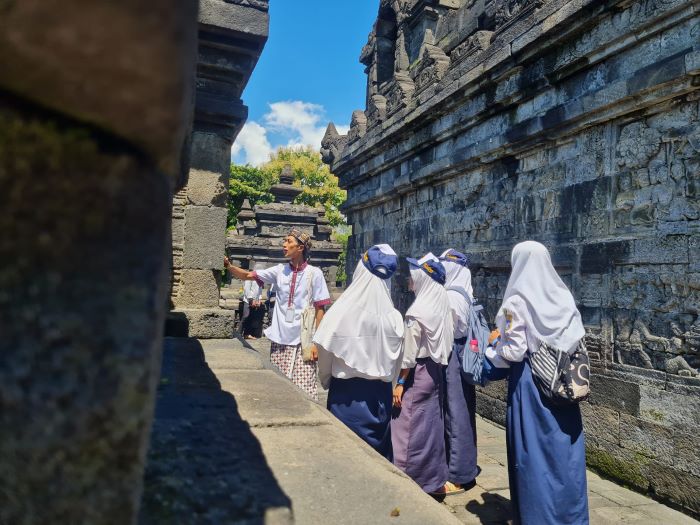 ANTUSIAS: Para pelajar mengikuti uji coba naik ke struktur Candi Borobudur. Mereka didampingi oleh pemandu wisata yang sebelumnya telah mendapat pelatihan.