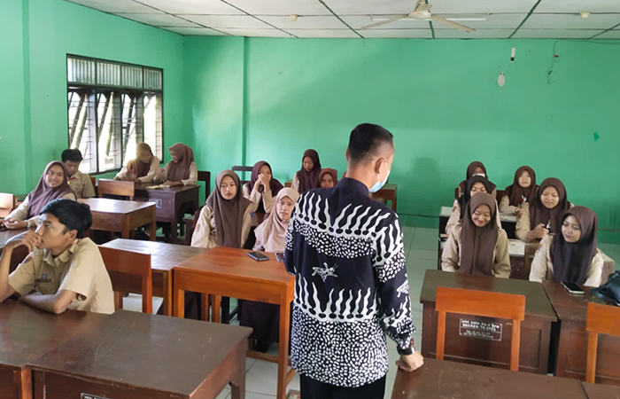 BERMINAT - Murid SMK 3 Baturetno, Wonogiri mengikuti sosialisasi dari tim pemasaran UGK Jumat (5/4)