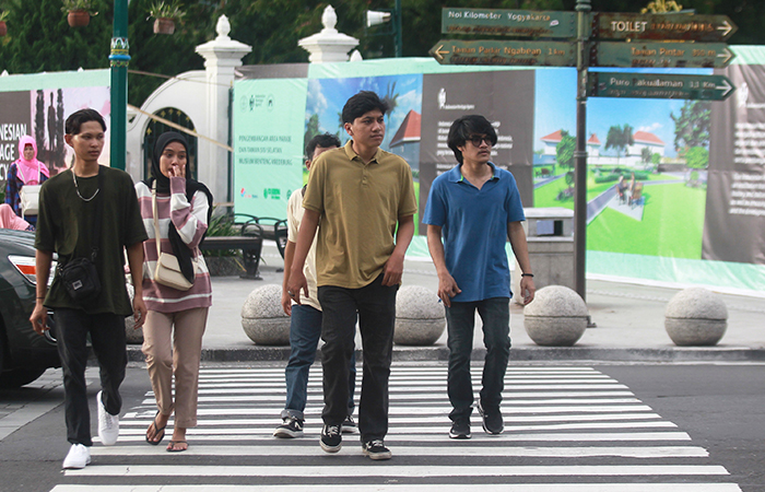 ENJOY DI JOGJA- Wisatawan menikmati suasana di kawasan Titik Nol Kilometer Kota Jogja. Kota Jogja masih menjadi primadona bagi wisatawan yang memanfaatkan momentum libur panjang dalam Lebaran.