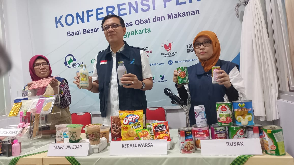 CEK: Kepala BBPOM DIY Bagus Heri Purnomo menunjukkan sejumlah produk yang tak memenuhi ketentuan dalam jumpa pers Kamis (5/4).