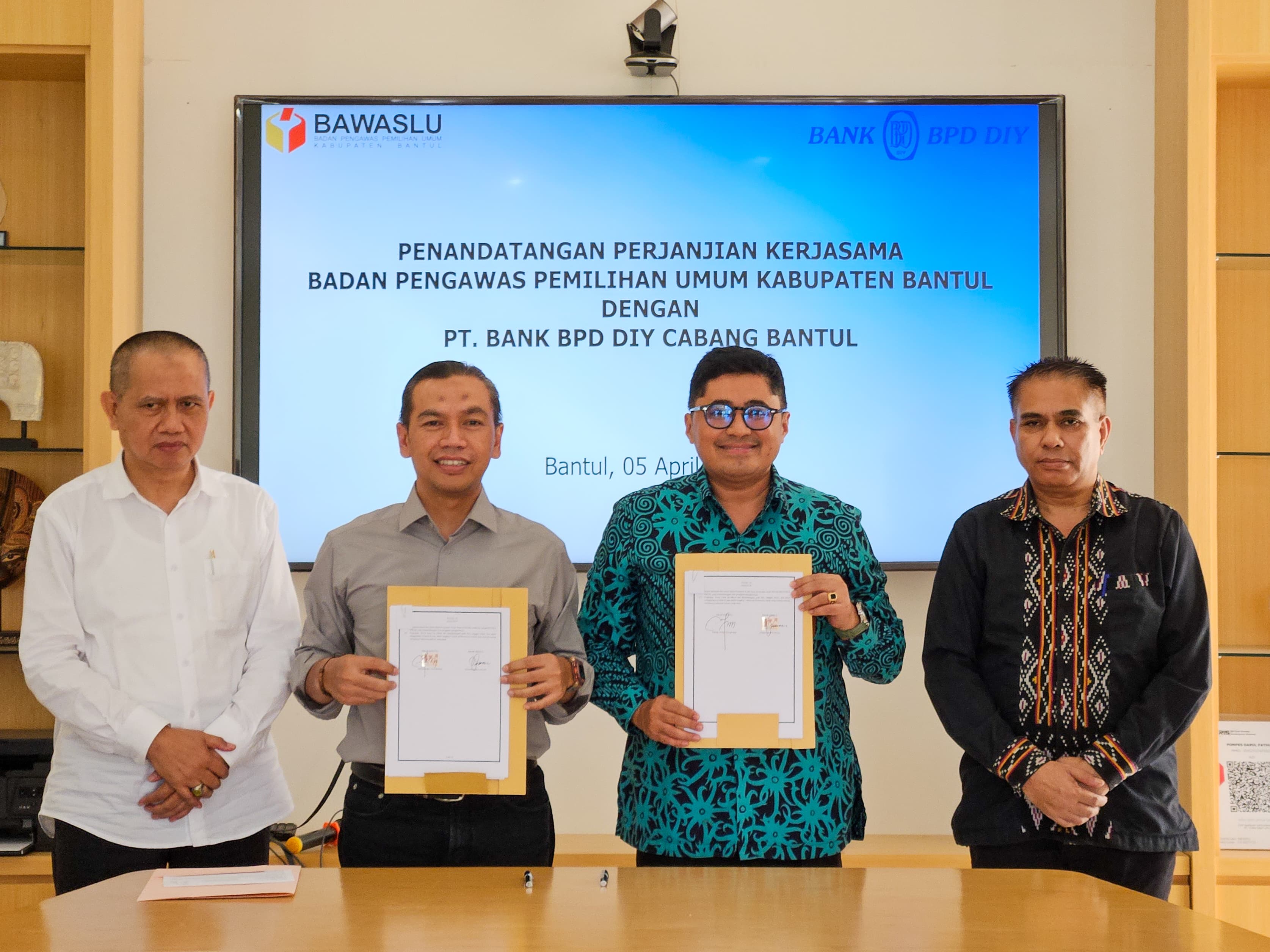 KELOLA: Ketua Bawaslu Bantul Didik Joko Nugroho dengan Kepala BPD DIY Cabang Bantul Fendi Muryawan saat penandatanganan kerja sama pada Jumat (5/4/2024). (Dok. Bawaslu Bantul)
