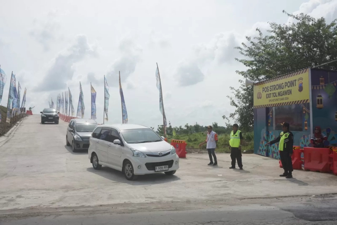 Sejumlah kendaraan keluar dari exit Tol Ngawen, Kecamatan Ngawen, Kabupaten Klaten pada Jumat 5 April 2024