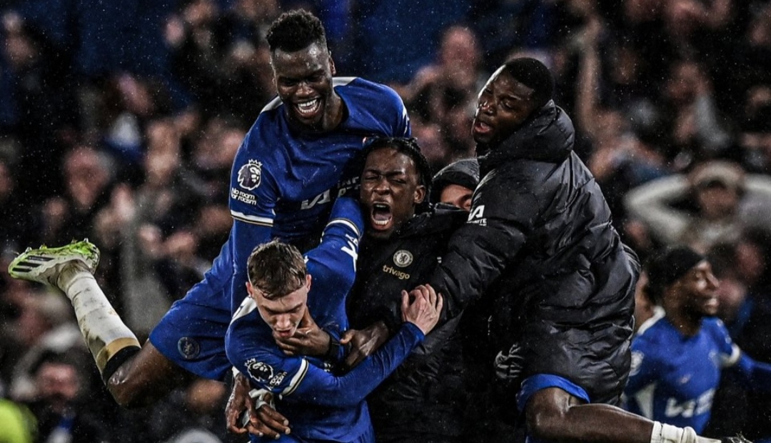 Selebrasi pemain Chelsea usai Cole Palmer cetak gol dramatis atas kemenangan dari Manchester United (football on tnt sports)