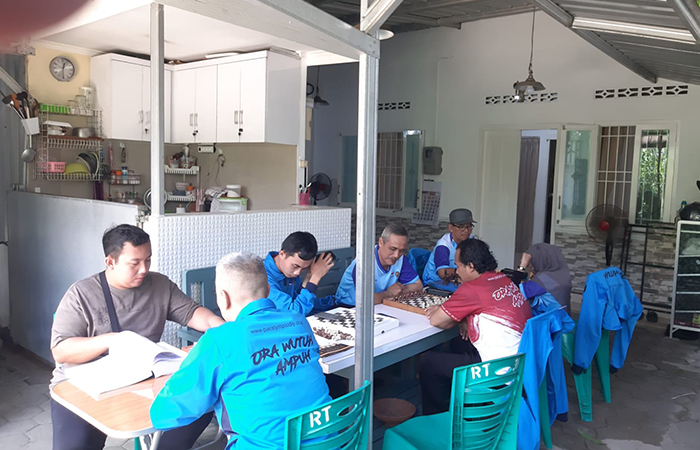 Para atlet Catur NPC DIJ saat menjalani latihan rutin.