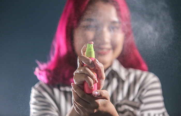 SIMPEL: Penggunaan face mist hanya perlu disemprotkan. Bisa digunakan sebelum maupun setelah menggunakan rangkaian skincare maupun make up.