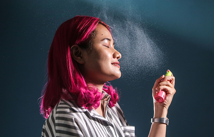FAVORIT: Penggunaan face mist dinilai membuat tampilan kulit wajah tampak lebih segar dan menjaga kelembapan kulit.