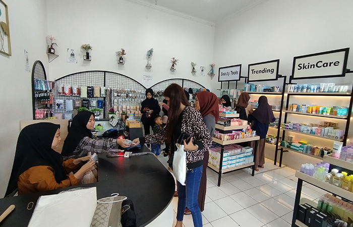 DIMINATI: Suasana toko pakaian dan kosmetik di Jalan Setia Budi, Purworejo (5/4). Setiap harinya, ada masyarakat yang membeli face mist.