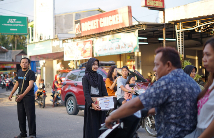AKSI SOSIAL : Komunitas Titik Kumpul menggalang donasi bertajuk Ngamen Sedekah. Hasilnya kemudian disumbangkan untuk anak yatim di Kebumen.M Hafied/Radar Jogja