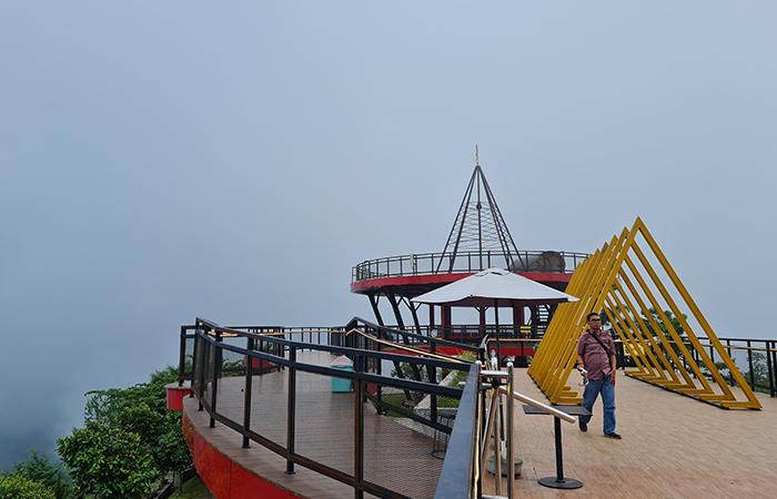 BERKABUT: Menara Langit Merapi di Ketep Pass menjadi daya tarik tersendiri bagi pengunjung.