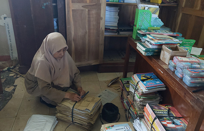 Guru SDN Bugel sedang merapikan inventari sekolah, sebelum berpindah.Anom Bagaskoro/radar jogja
