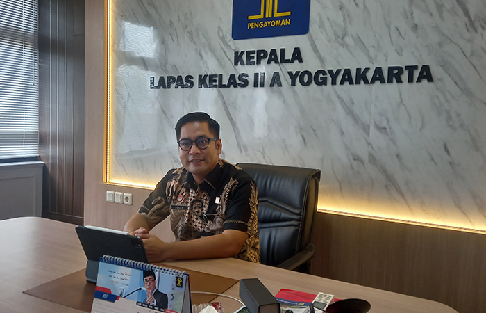 GIGIH: Kalapas Wirogunan Soleh Joko Sutopo yang rela melepaskan cita-citanya menjadi pemain sepak bola. Kini dia berhasil membawa instansinya menyabet puluhan penghargaan.