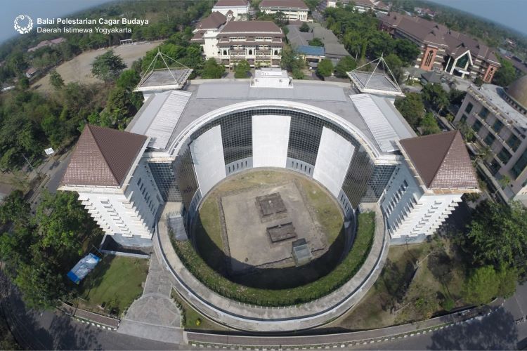 Aerial candi yang ada di tengah perpustakaan Universitas Islam Indonesia (Dok. BPCB DIY 2013)