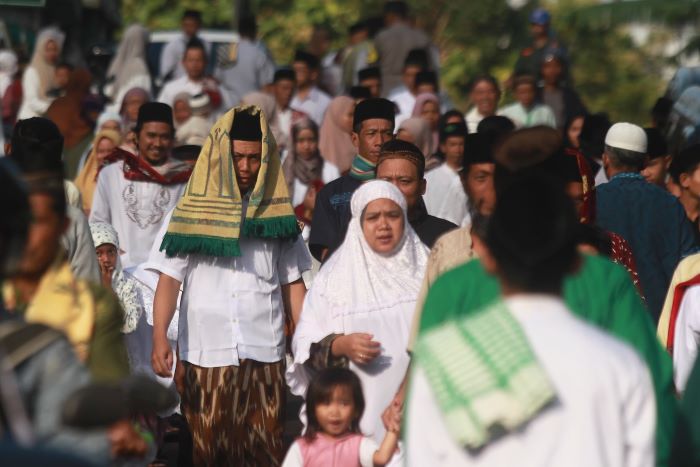Warga berbondong-bondong ke masjid melakukan sholat Idul Fitri 1445 H di Masjid Aolia, Padukuhan Panggang III, Kalurahan Giriharjo, Kapanewon Panggang, Gunungkidul