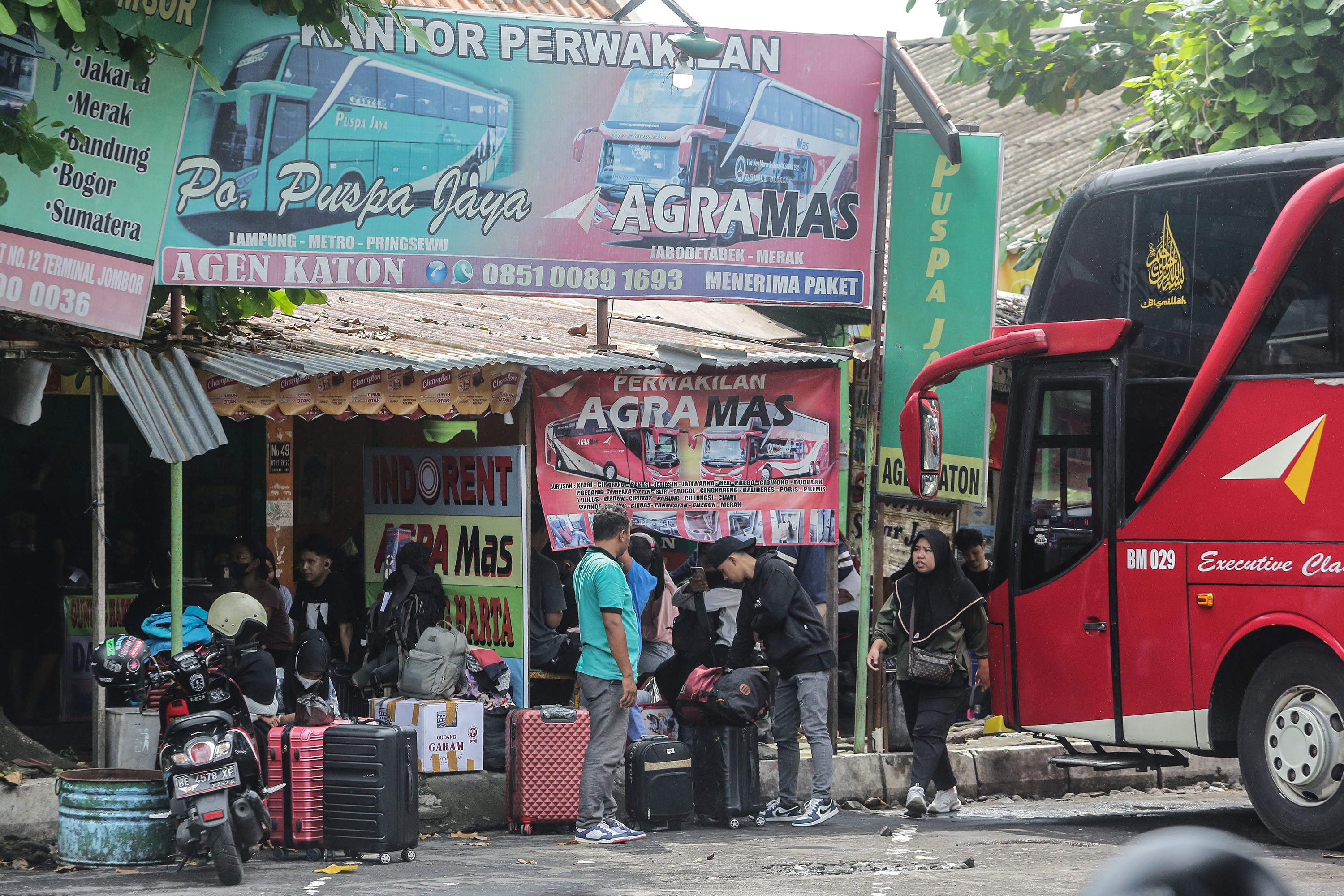 PENUH: Calon menanti bus tujuan Pulau Sumatera di Terminal Jombor, Sleman, Selasa (2/4).