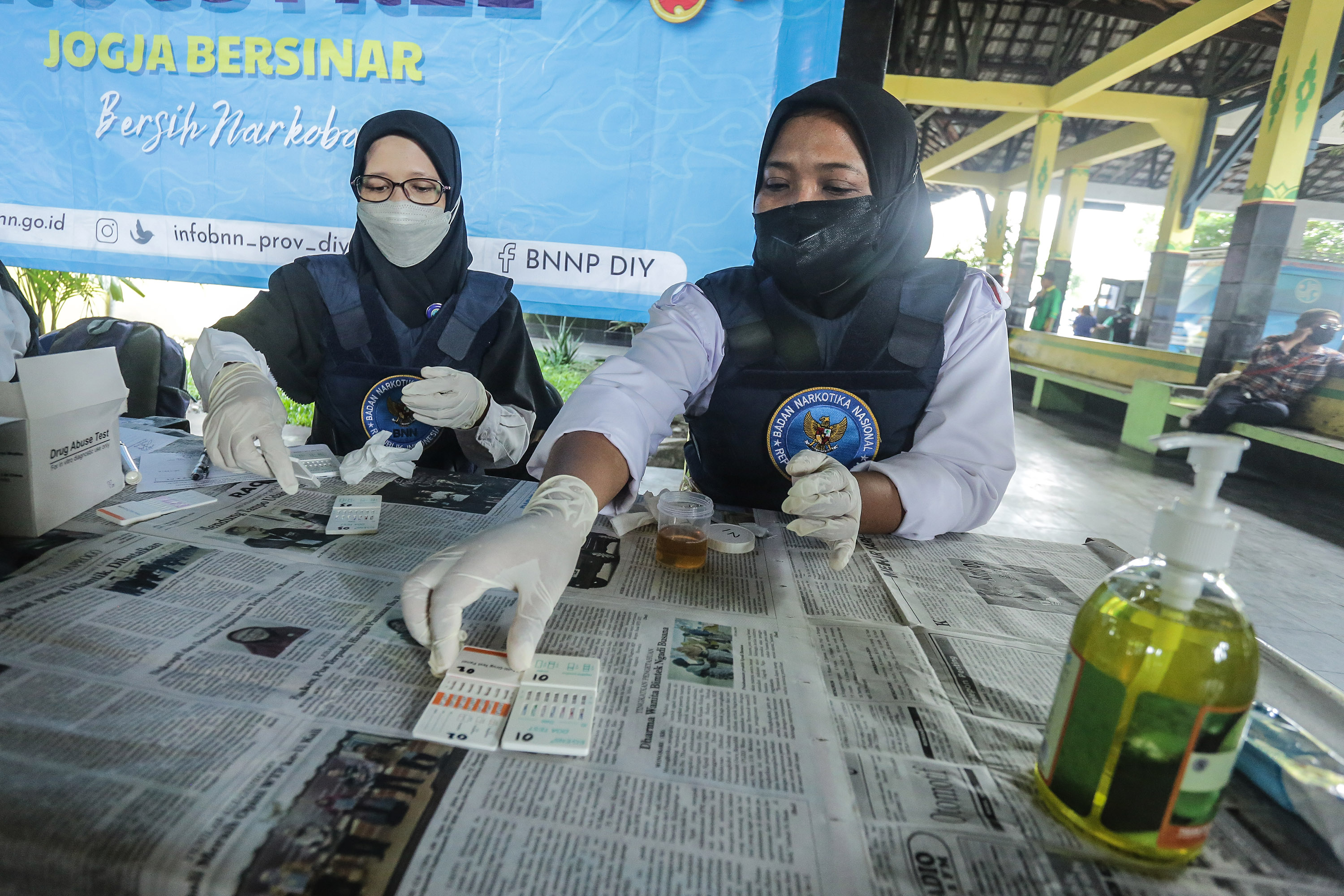 PASTIKAN: Petugas memeriksa urine sopir bus di Terminal Jombor, Mlati, Sleman, Jumat (5/4).