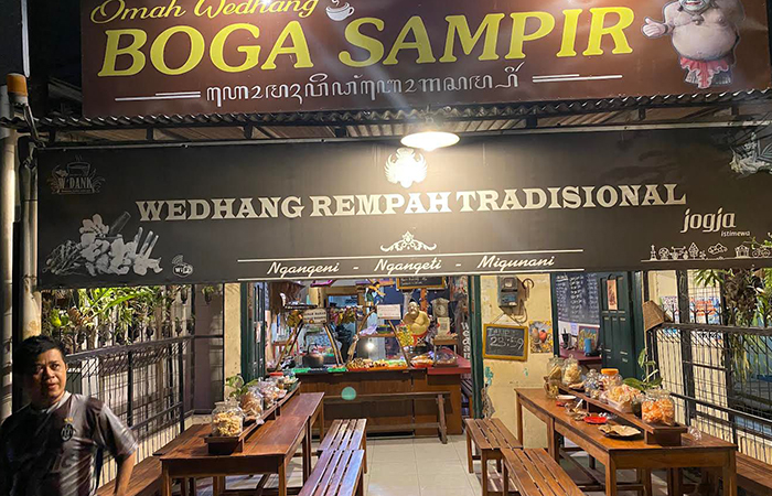 LAWASAN: Lodhong beling di Kedai Boga Sampir yang digunakan untuk display makanan dengan konsep desain lawasan.Agung Dwi Prakoso/Radar Jogja