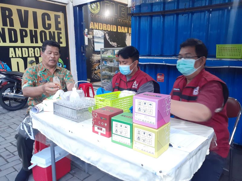 Ketua Ketua Tim Kerja Farmasi dan Kesehatan Makanan Dinkes Sleman Gunanto bersama petugas laboratorium saat melakukan pengecekkan makanan takjil di pasar ramadhan Kutu Dukuh, Rabu (3/4/2024).
