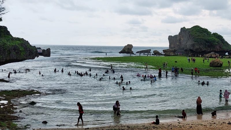 Destinasi wisata Pantai Ngandong, Kalurahan Sidoharjo, Tepus, Gunungkidul.