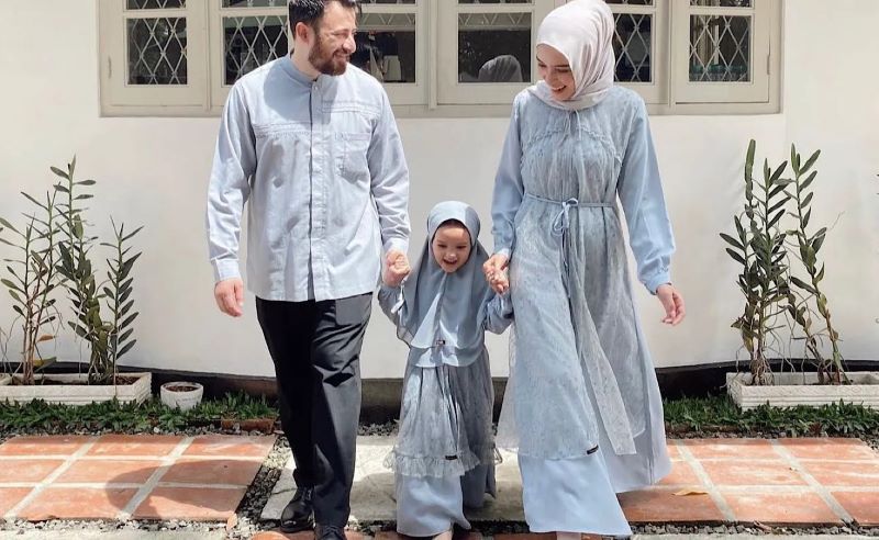 Trend warna baju Lebaran 2024 yang bikin penampilan makin menarik.