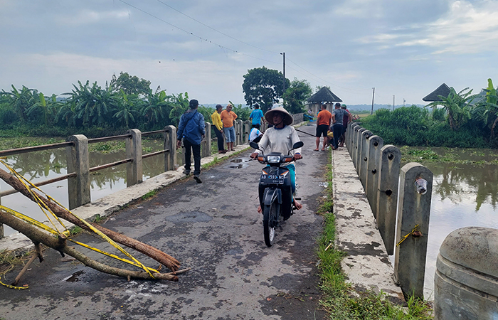RUSAK PARAH:&nbsp;&nbsp;Jembatan Linggan mengalami patah setelah tiang penopang karena ambles sejak Januari lalu.,