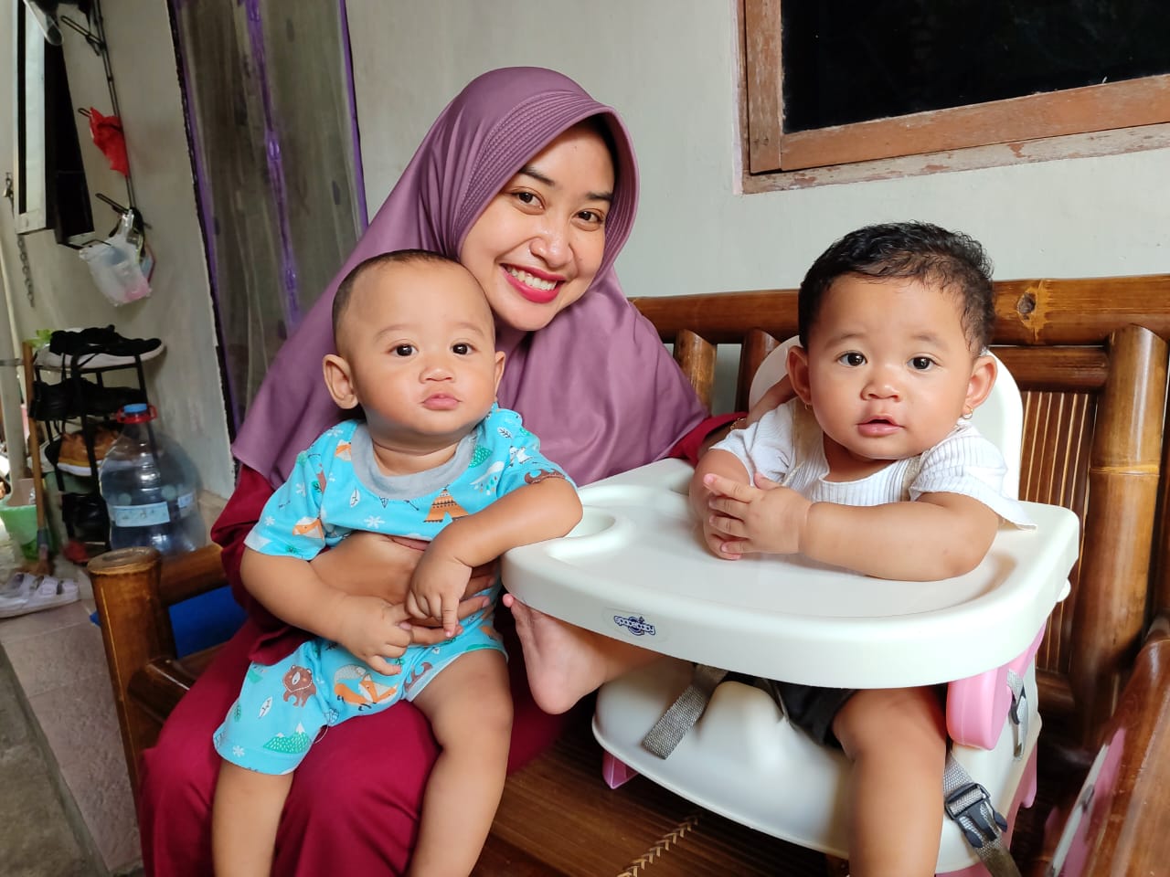 SKILL DAN SABAR: Bidang terapis Rina Fitriani saat melakukan treatment ke bayi. Kini dia memiliki 200 lebih pelanggan yang tersebar di Purworejo.Dok Rina Fitriani
