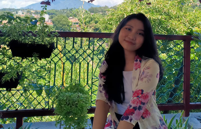 MEMBANGGAKAN: Mahasiswa UPNYK Monika Putri Paramita Nugraha (kiri), salah satu peserta yang lolos seleksi program IISMA 2024 ketika berkumpul dengan keluarganya.ISTIMEWA