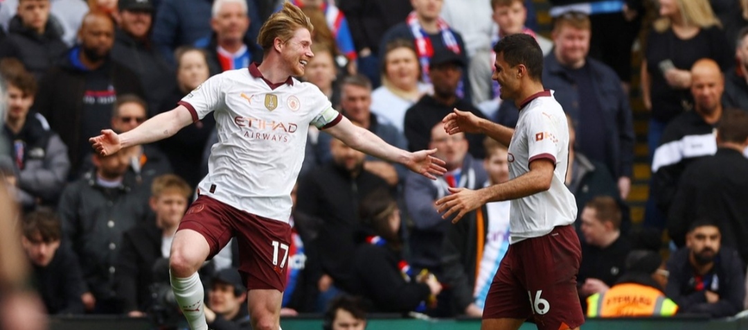 PUTIH: Selebrasi Kevin de Bruyne bersama Rodri usai menjebol gawang Cryst Palace
