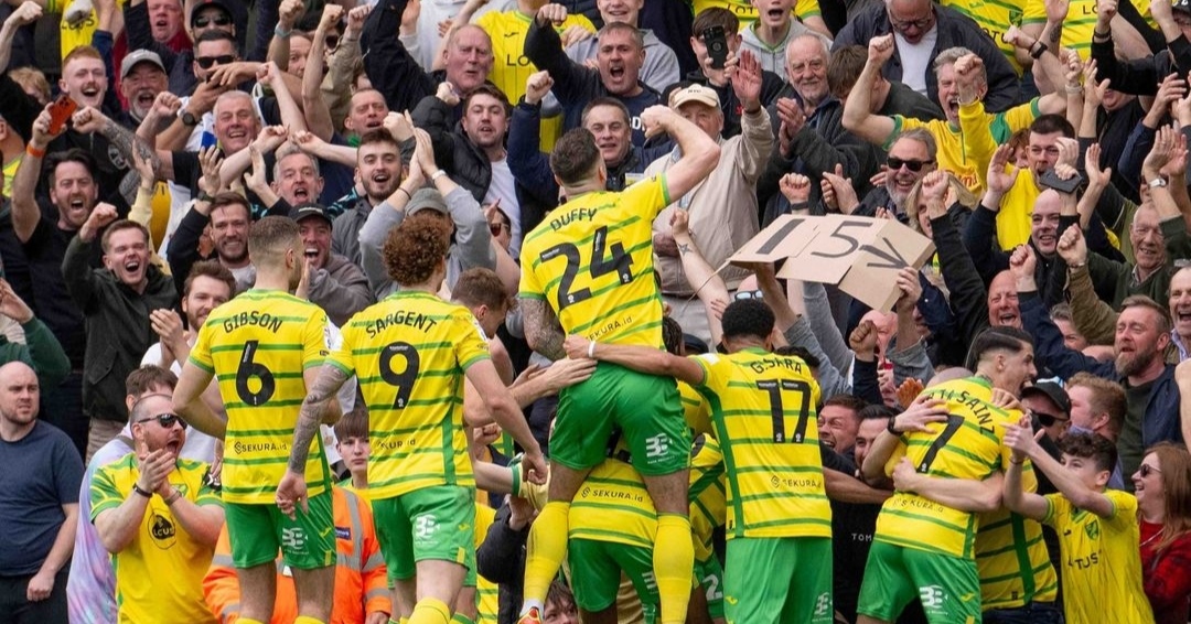 GEMURUH: Selebrasi para pemain Norwich City di hadapan para pendukung usai Marcelino Nunez jebol gawang Ipswich Town