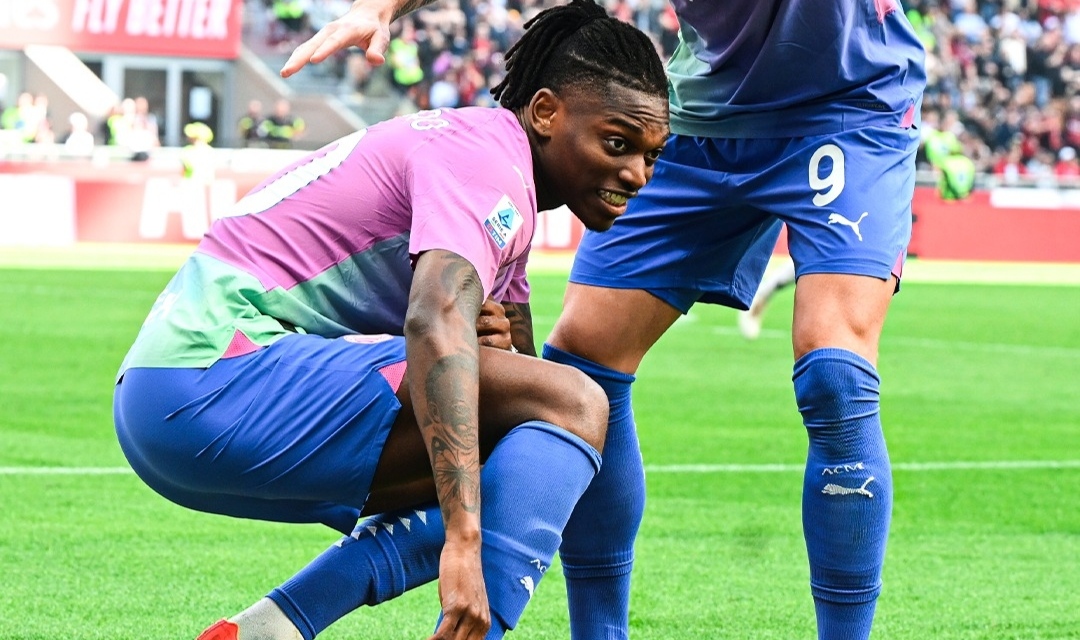 SURFING: Selebrasi Rafael Leao usai mencetak gol ke gawang Lecce