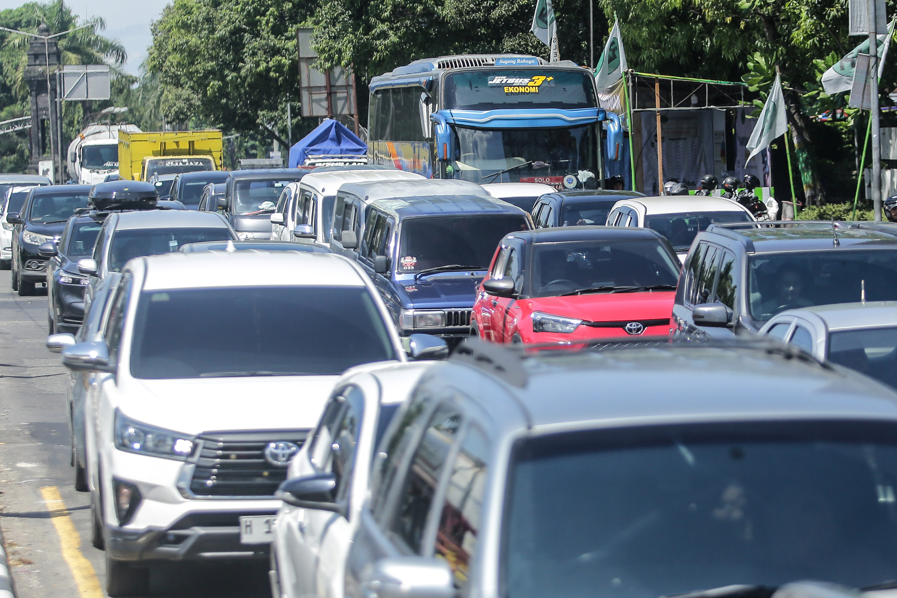 Kendaraan roda empat dengan plat luar kota mulai memadati simpang empat Prambanan, Sleman, menuju arah Jogja, Sabtu (6/4). Kebijakan pembukaan tol jogja-solo secara fungsional di wilayah Ngawen, Klaten saat arus mudik membuat simpang 4 Prambanan diprediks