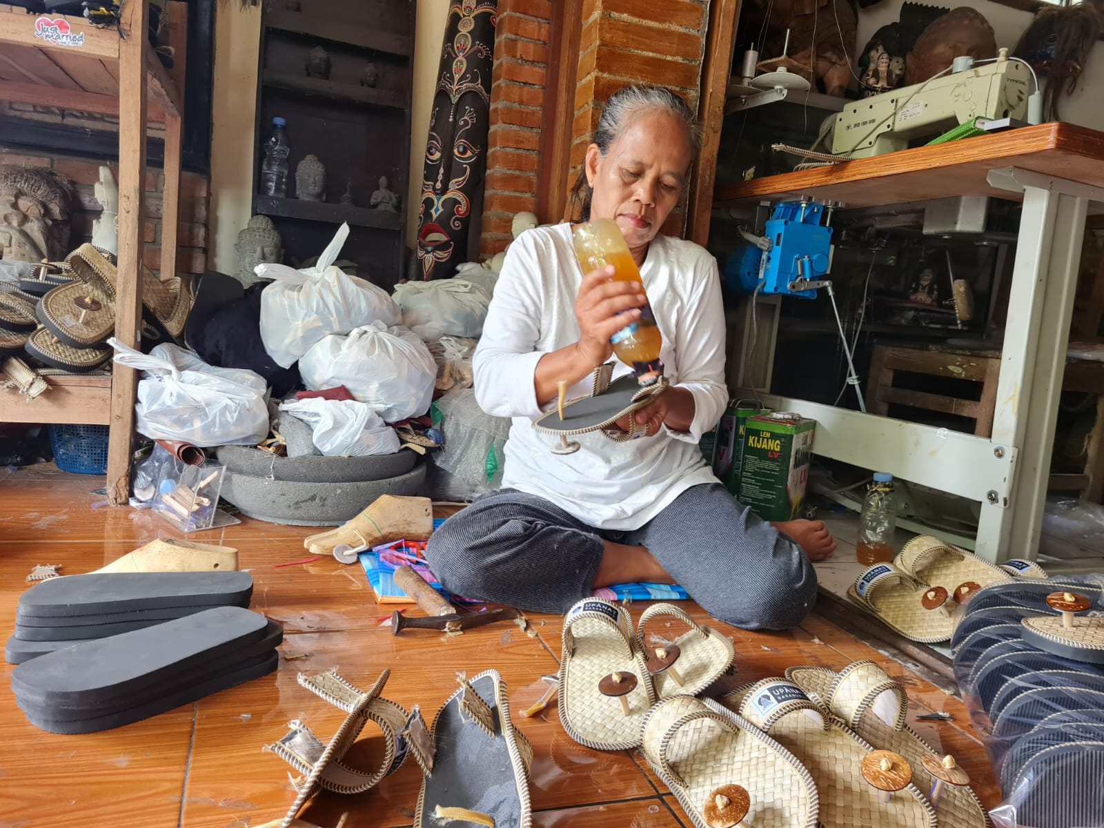 TEKUN: Ibu-ibu tampak telaten saat membuat salah satu bagian dari sandal upanat. Yang mana merupakan alas kaki untuk naik ke Candi Borobudur
