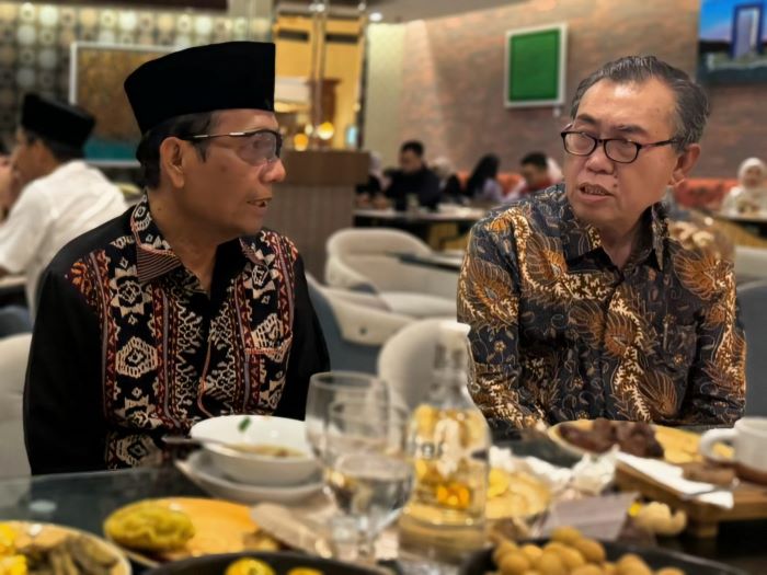 Rektor Universitas Widya Mataram (UWM) Yogyakarta Prof. Dr. Edy Suandi Hamid bersama Prof Mahfud MD