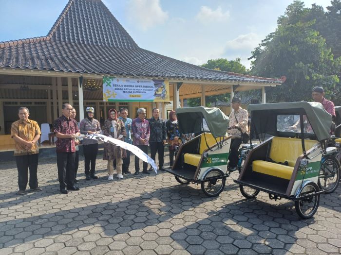Becak Bertenaga Alternatif Diserahkan kepada 3 Koperasi, di Kompleks Kepatihan Jumat (5/4)