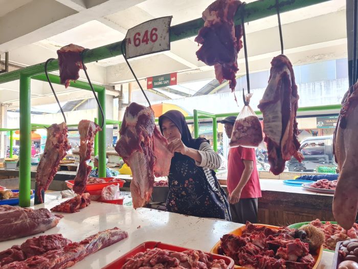 DIBURU PEMBELI: Lapak penjualan daging sapi di Pasar Rejowinangun, Kota Magelang tampak ramai. Para penjual tetap membeli daging sapi meski harganya meroket.