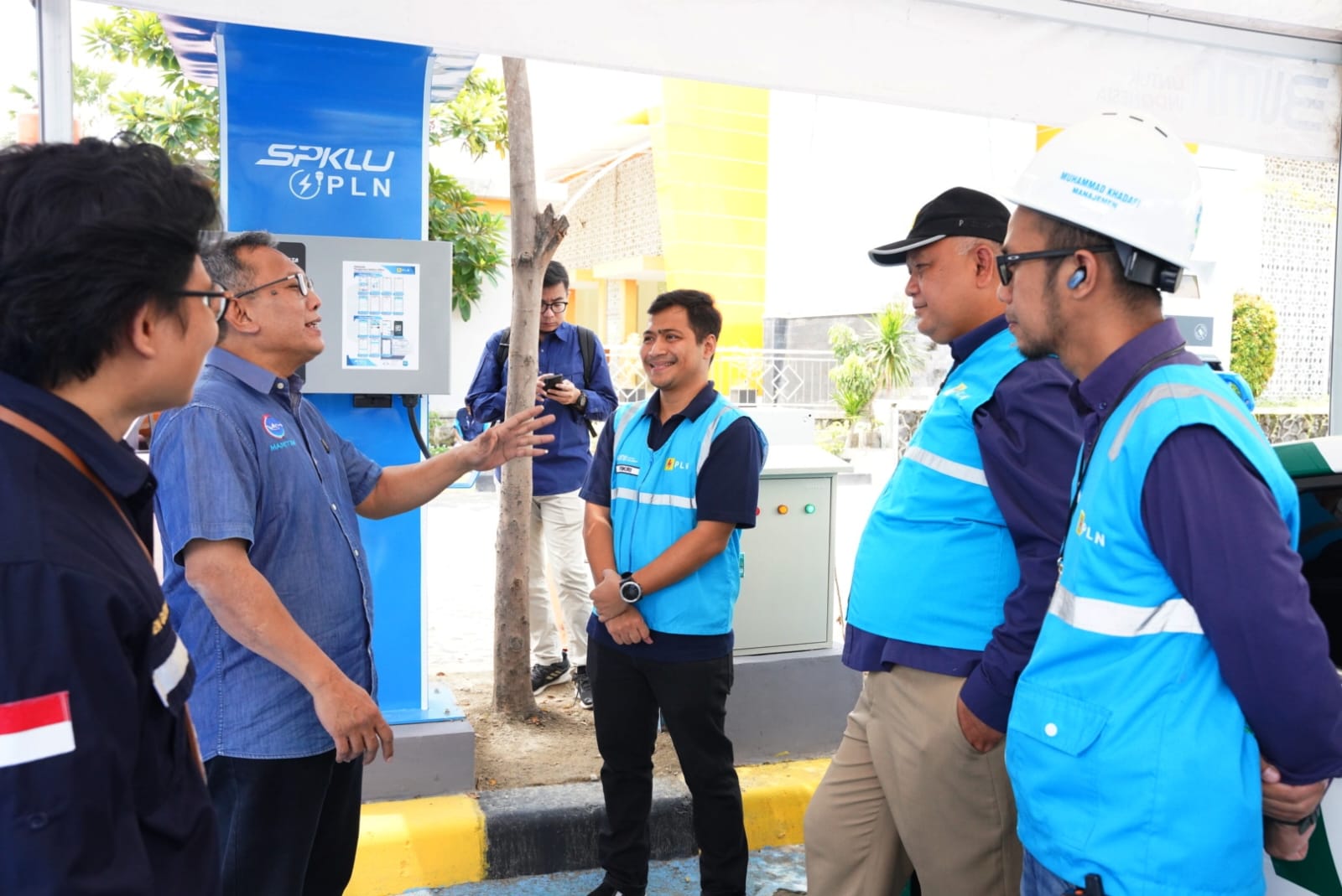 PJ Gubernur Jawa Tengah, Nana Sudjana lakukan peninjauan kesiapan Stasiun Pengisian Kendaraan Listrik Umum (SPKLU) PT PLN (Persero)