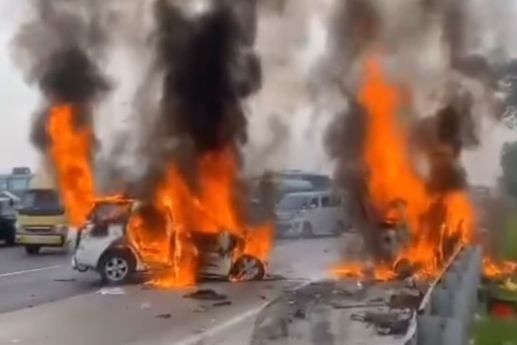 Kecelakaan Maut di Tol Jakarta-Cikampek, 13 Orang Tewas dalam Kebakaran Mobil Gran Max (Istimewah)