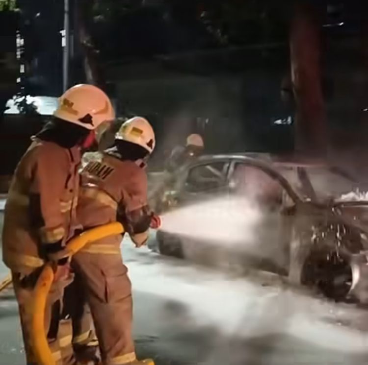 Aksi konvoi para remaja yang menghidupkan petasan di jalan raya memakan korban, satu mobil hangus terbakar.