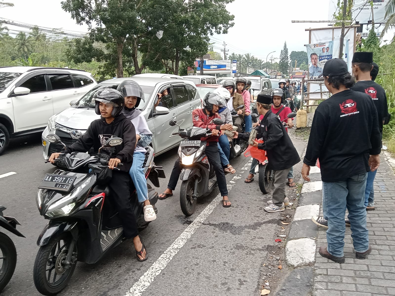 BERBAGI: Barisan Tapal Batas, yang merupakan ormas sayap PDIP, saat membagikan takjil gratis kepada pemudik di Jalan Magelang-Yogyakarta, Minggu (7/4).(DOK BARISAN TAPAL BATAS)