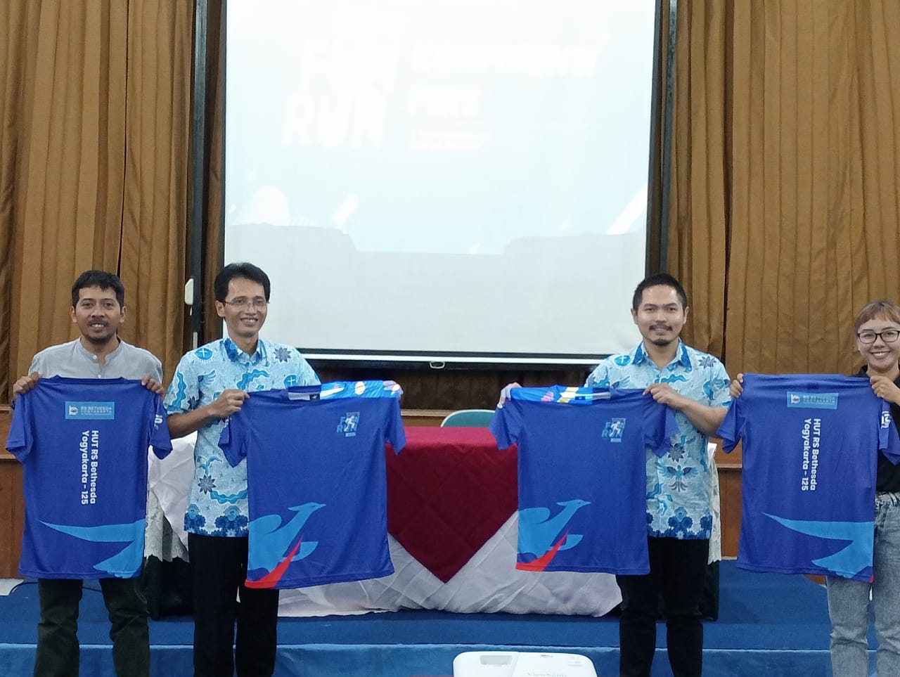 BERSAMA: Direktur Utama RS Bethesda Purwoadi Sujatno dan Ketua Penyelenggara Bethesda Fun Run 2024 Eddy Gunawan saat berfoto bersama di Gedung Aula Lantai 3 Rumah Sakit Bethesda.