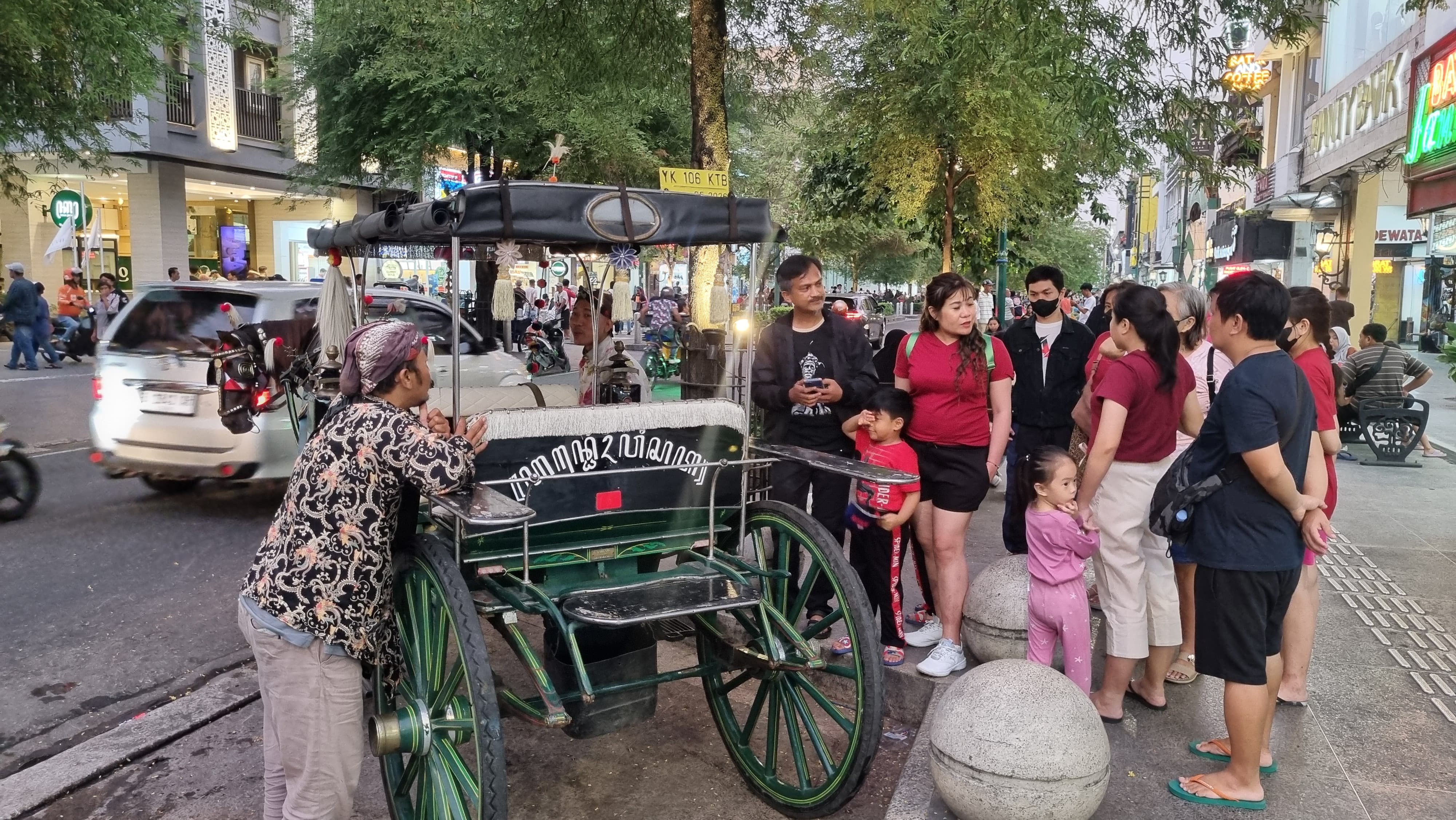 wisatawan saat menggunakan andong di kawasan Malioboro