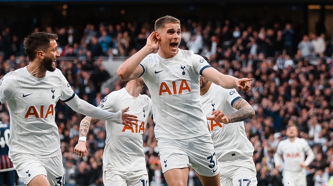 TENANG: Selebrasi para pemain Tottenham Hotspurs usai Micky van de Ven mencetak gol ke gawang Nottingham Forest