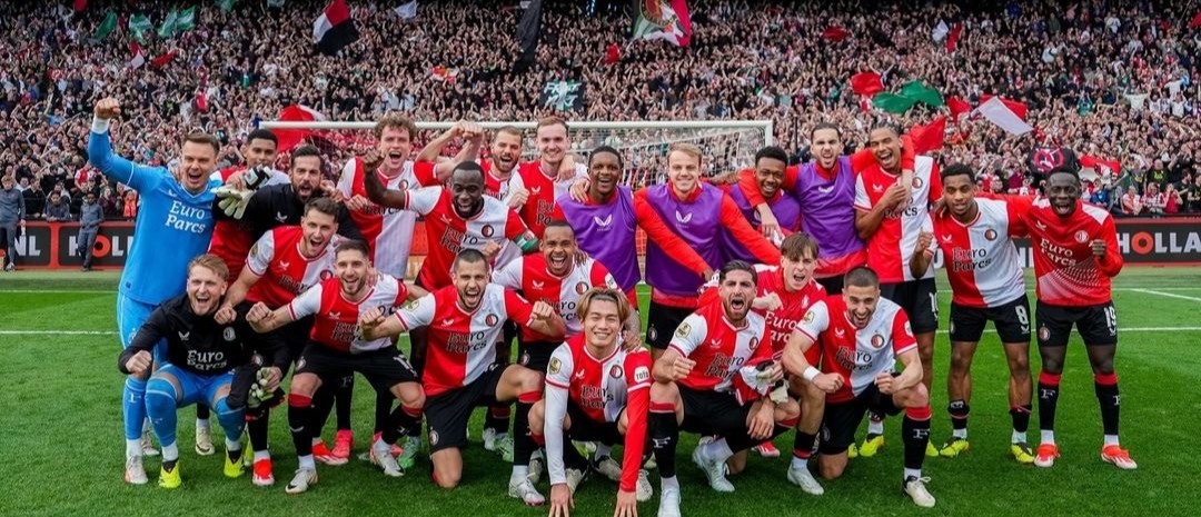 KOMPAK: Para pemain Feyenoord foto bersama para pendukung usai kalahkan Ajax dengan skor fantastin 6-0