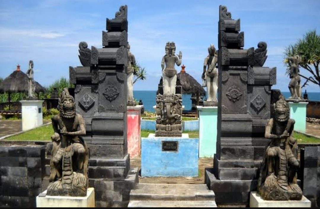 INDAH: Penampakan pura yang berada di pantai Ngobaran