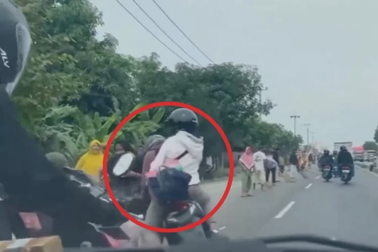 Pengendara motor alami kecelakaan gegara penyapu koin. (Twitter @autonetmagz)