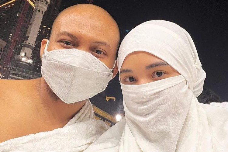Babe Cabita bersama istri saat umroh pada Januari 2024 (Instagram @babecabiita)