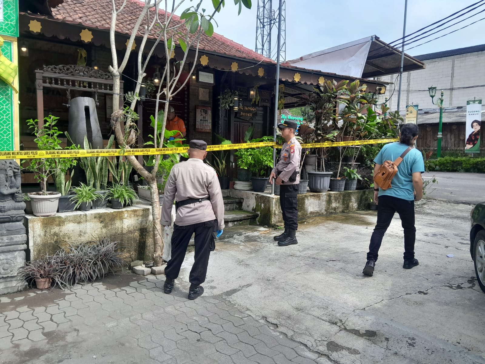 CARI: Petugas di Toko Hamzah Batik yang terletak di Jalan Kaliurang KM 15,5, Kalurahan Umbulmartani, Ngemplak, Sleman.