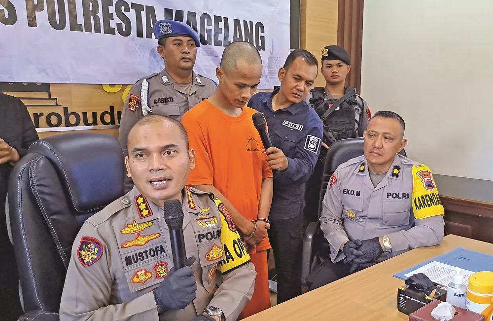 Kapolresta Magelang Kombes Pol Mustofa menunjukkan tersangka FAZ
