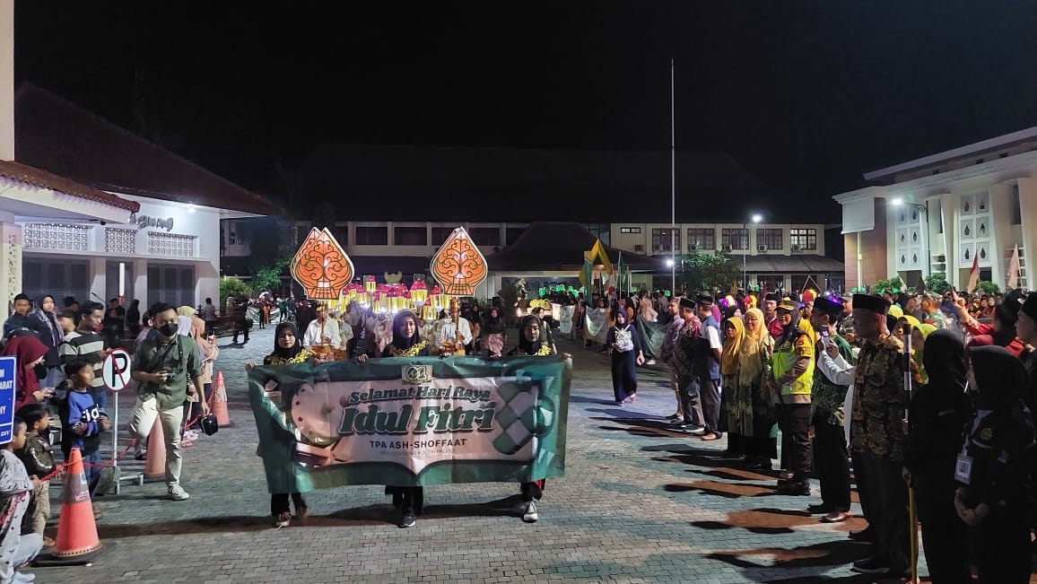 ANTUSIAS: Peserta dan masyarakat sekitar antusias mengikuti kegiatan lomba takbir keliling.