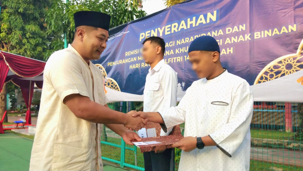 SIMBOLIS: Penyerahan dokumen remisi kepada warga binaan di Lapas Kelas IIA Yogyakarta, Rabu (10/4/2024). (Dok. Lapas Kelas IIA Yogyakarta)
